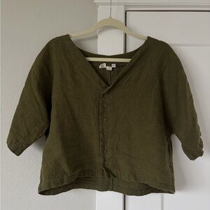 Moss Grey Atelier Snappy Greta V-Neck Top